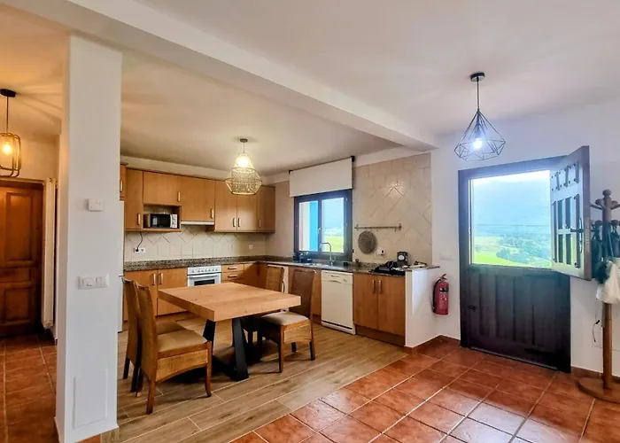 El Jardin Del Erizo – Jardín Y Vistas A La Sierra Llanes