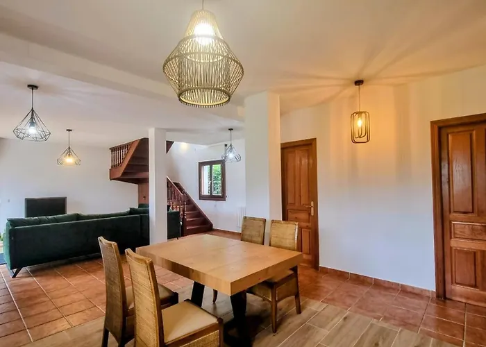 El Jardin Del Erizo – Jardín Y Vistas A La Sierra Llanes