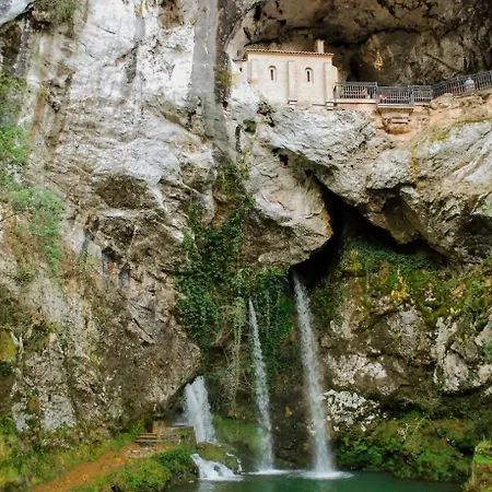 El Jardin Del Erizo – Jardín Y Vistas A La Sierra Llanes